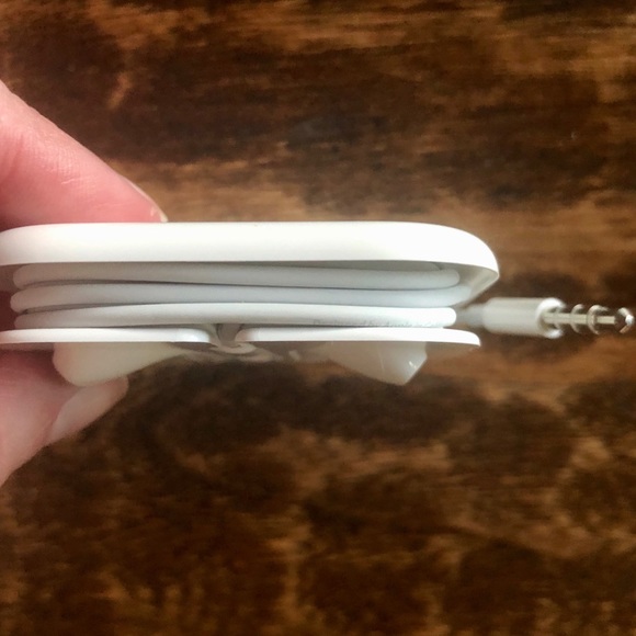 ❌SOLD OUT❌ Apple EarPods with 3.5mm Headphone Plug - NWT - Picture 4 of 11